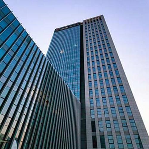 长沙高空玻璃幕墙工程 城市天际线的安全与美学实践